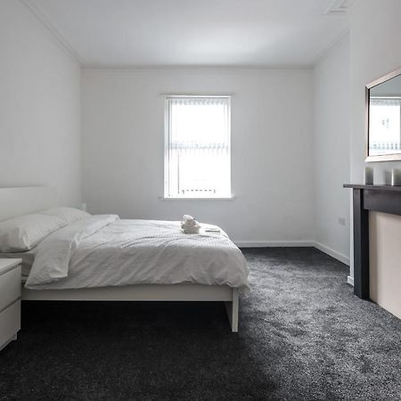 Spacious 4 Bed House In Birmingham, Suitable For Contractors Экстерьер фото