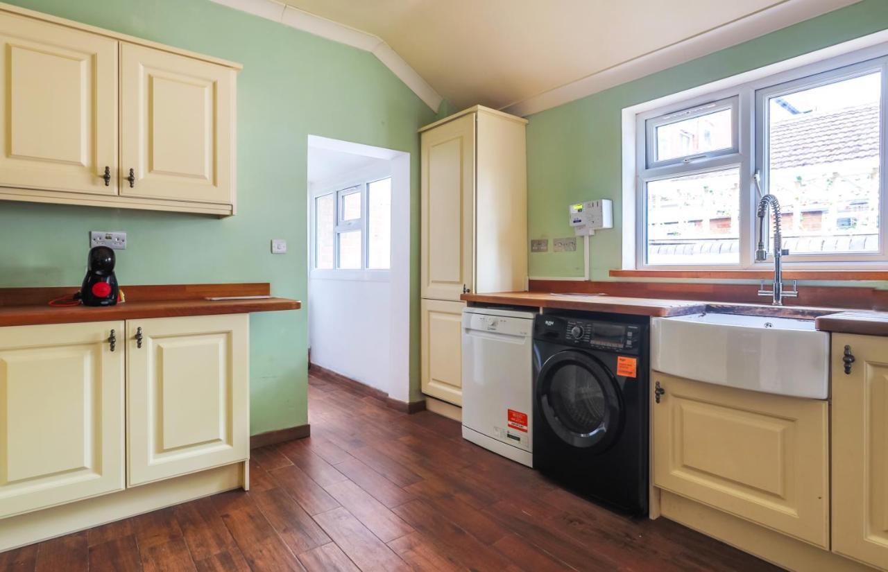 Spacious 4 Bed House In Birmingham, Suitable For Contractors Экстерьер фото