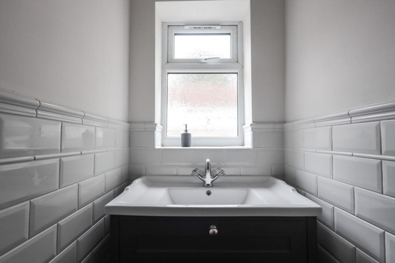 Spacious 4 Bed House In Birmingham, Suitable For Contractors Экстерьер фото