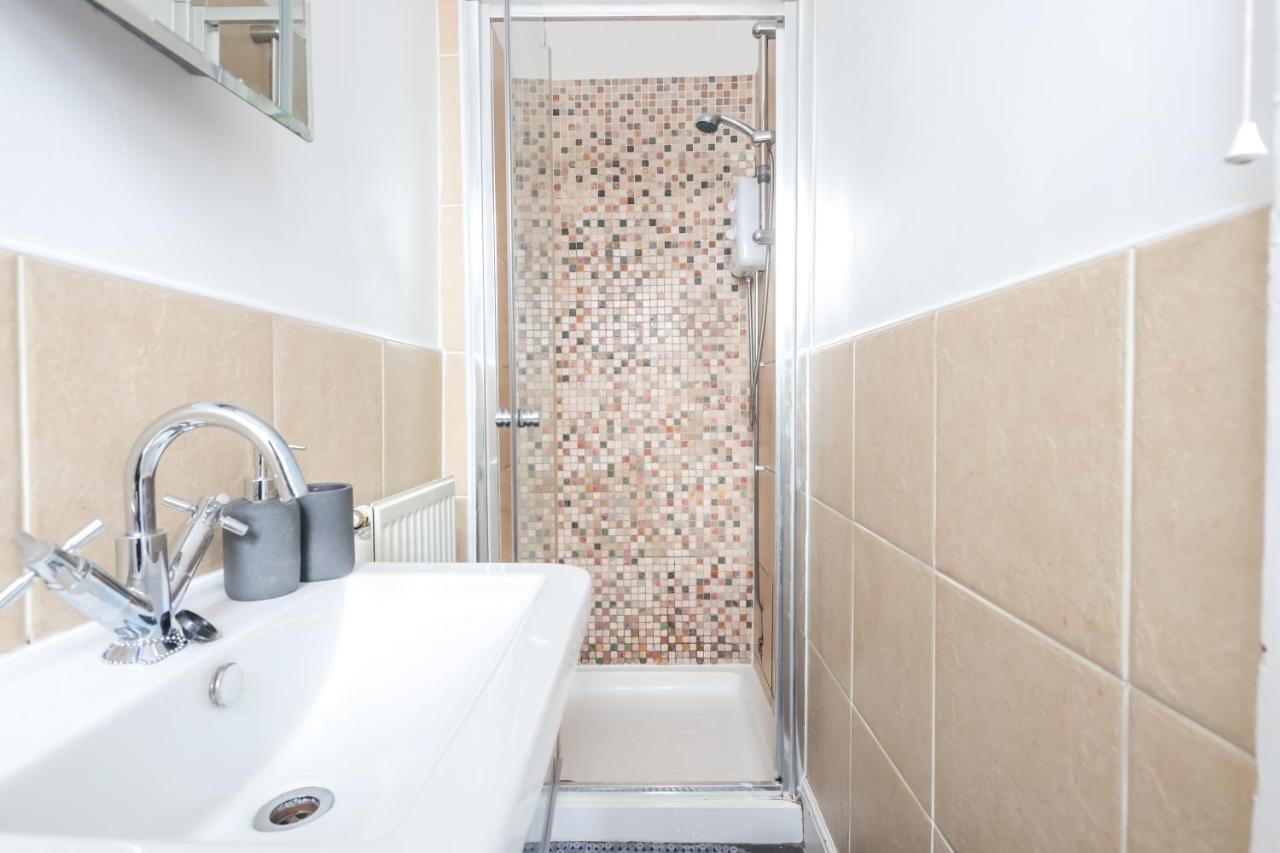 Spacious 4 Bed House In Birmingham, Suitable For Contractors Экстерьер фото